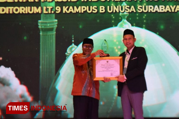 Masjid Ainul Yaqin Unisma Malang menerima penghargaan sebagai Masjid Perkantoran Terbaik se-Jawa Timur. (FOTO: AJP TIMES Indonesia)