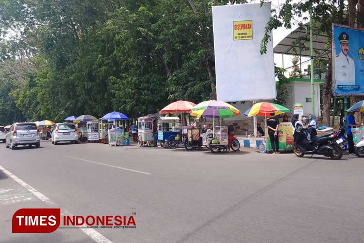 Beberapa pedagang kaki lima masih terlihat berjualan di sekitar alun-alun Kota Probolinggo. (Foto: Rizky Putra Dinasti/TIMES Indonesia)