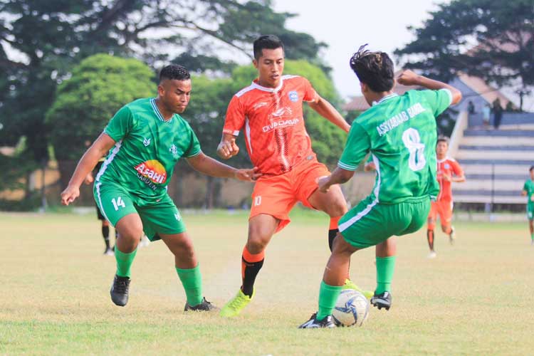 Pemain Persipro 54 Risdianto (tengah) berebut bola dengan pemain Assabab Bangil, pada laga ujicoba di Stadion Bayuangga beberapa waktu lalu. (Foto: Risdi for TIMES Indonesia)