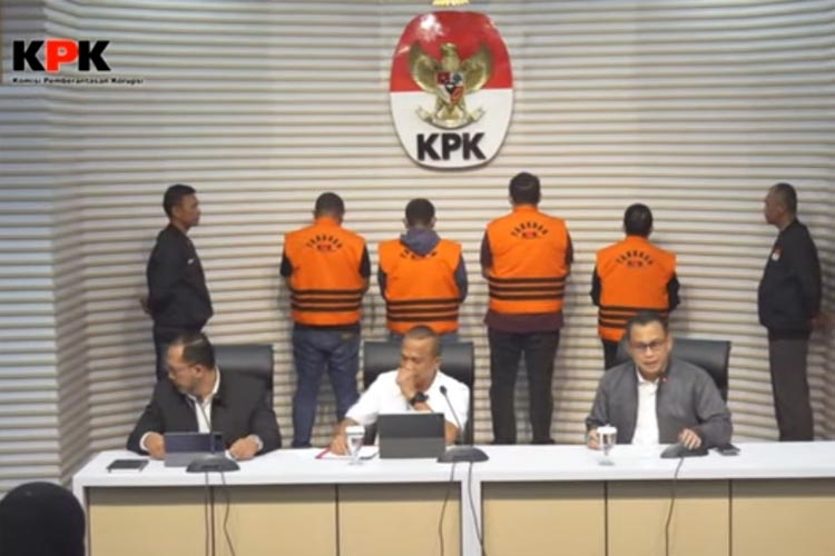 Empat tersangka saat dirilis oleh KPK RI salah satunya Kajari Bondowoso Puji Triasmoro (FOTO: Tangkapan Layar YouTube)