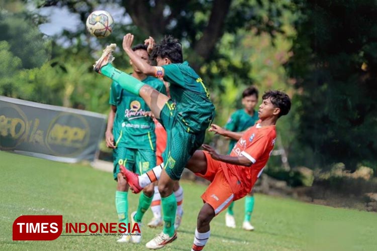 Berbaju orange, Persipro 54 U-17 berebut bola dengan Persebaya Surabaya. (FOTO: Persipro 54 U-17 for TIMES Indonesia)