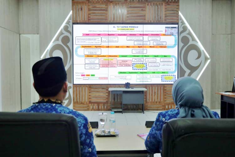 Pj. Bupati Lumajang, Indah Wahyuni, mengikuti rapat secara virtual bersama 204 Penjabat Kepala Daerah di Indonesia, yang dipimpin oleh Menteri Dalam Negeri. (Foto: Kominfo Lumajang)