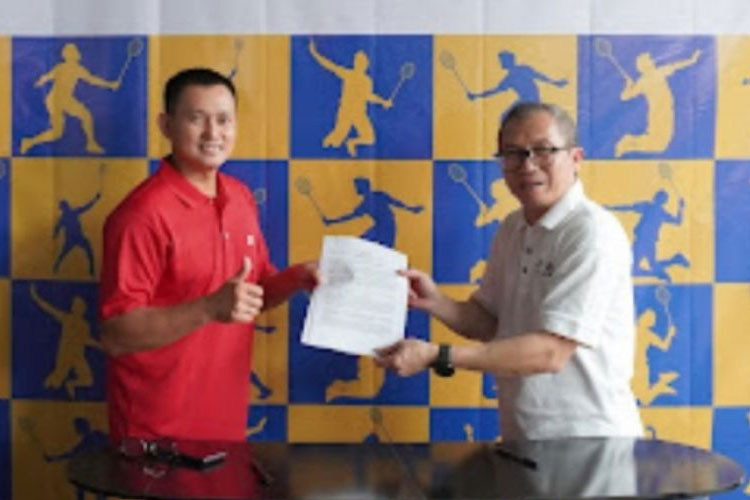 (ki-ka) Candra Wijaya - Pendiri Candra Wijaya International Badminton Centre bersama dengan Dr.dr.Bobby N. Nelwan, SpOT (K) - Clinical Director Royal Sports Medicine Centre dalam acara penandatanganan MOU.(Dok.Royal Sports)