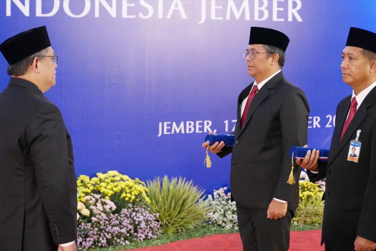Deputi Gubernur BI saat mengukuhkan KPwBI Jember baru, Gunawan (kanan) dan apresiasi kinerja KPwBI Jember sebelumnya, Yukon Afrinaldo (kiri). (Foto: Dok. KPwBI Jember)
