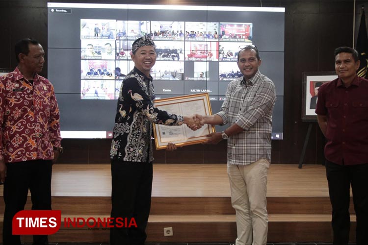 Kabid Pariwisata Bontang Muhammad Ihsan menerima sertifikat HAKI dari Wamenkumham RI Eddy Hiariej di Kantor Kemenkumham pada Kamis (9/11/2023). (Foto: Dispopar Bontang for TIMES Indonesia) 
