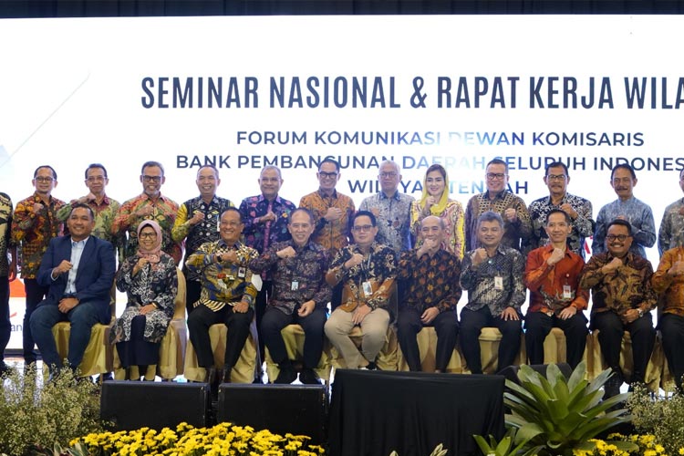 Penutupan Forum Komunikasi Dewan Komisaris Bank Pembangunan Daerah Seluruh Indonesia (FKDK BPDSI) Wilayah Tengah yang berlangsung di Sheraton Surabaya Hotel & Towers, Kamis (16/11/2023).(Dok.Humas Bank Jatim)