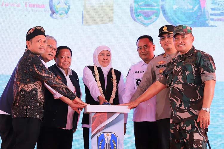 Gubernur Jatim Khofifah, didampingi Pj. Bupati Probolinggo Ugas Irwanto dan Kepala Dinas PU-SDA Provinsi Jatim Baju Trihaksoro. (Foto: Rmoljatim)