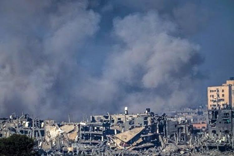 Asap mengepul setelah serangan Israel di Jalur Gaza pada Sabtu (18/11/2023). (FOTO: Hindustan Times/AP)