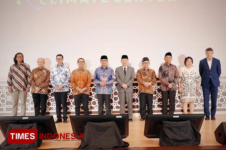 Pimpinan Pusat Muhammadiyah, Prof Haedar Nashir dan jajaran saat pose bersama para tokoh lainnya di kampus UAD (FOTO: Humas UAD for TIMES Indonesia)