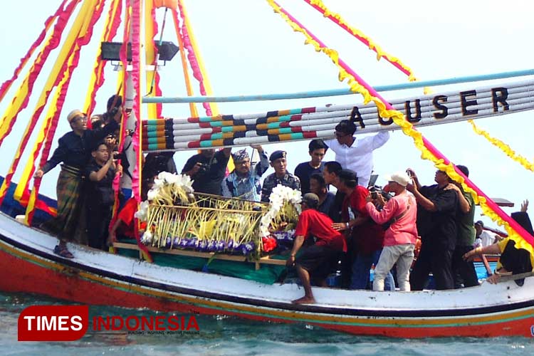 Ritual Petik Laut dengan melarungkan sesaji di Perairan selat Bali, tradisi adat Kampung Mandar Banyuwangi. (FOTO : Anggara Cahya /TIMES Indonesia)