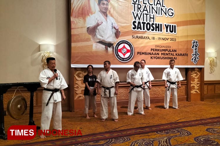 Satoshi Yui, Guru Besar dari Jepang saat memberikan pelatihan jurus original Mas Oyama kepada atlet karate Kyokushinkai di Hotel Shangri-La Surabaya, Sabtu (18/11/2023).(Foto : Lely Yuana/TIMES Indonesia)