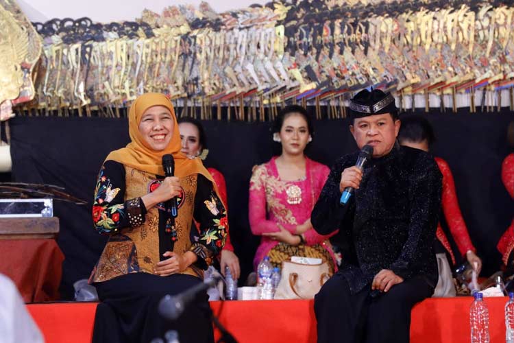 Gubernur Khofifah gayeng bersama Ki Rudiyanto dalam pagelaran wayang kulit di Alun-Alun Kabupaten Ponorogo, Minggu (19/11/2023) dini hari. (Foto: Dok.Humas Pemprov Jatim)