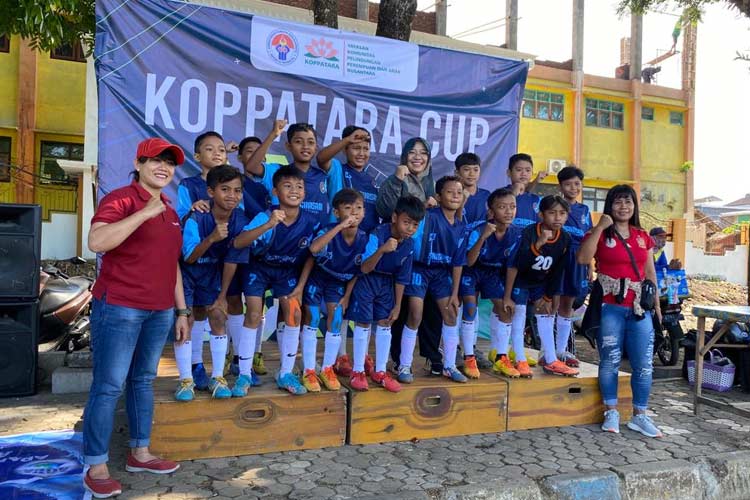 Hikmah Bafaqih, Founder KOPPATARA berfoto bersama dengan SSB peserta Koppatara Cup 2023. (Foto: dok KOPPATARA)