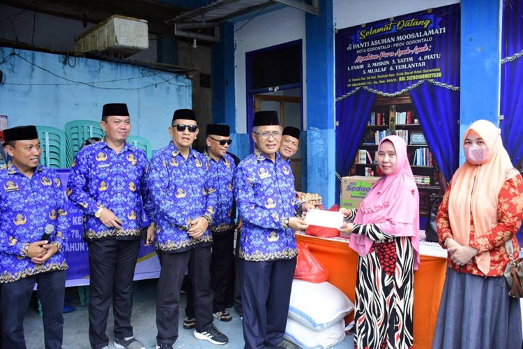 Korps Pegawai Republik Indonesia (KORPRI) Kota Gorontalo saat memberikan bantuan dana kepada enamn panti asuhan yang ada di Kota Gorontalo. (FOTO: Humas Pemkot Gorontalo) 