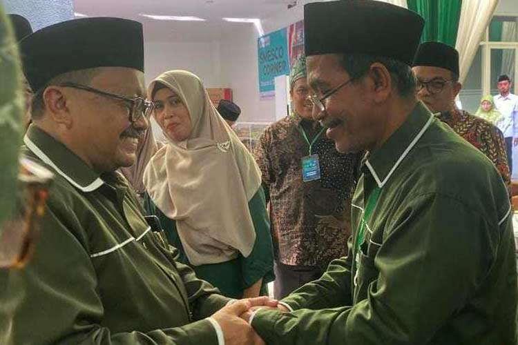 Pembina PC ISNU Blitar Imam Kusnin Ahmad (kanan) memberi ucapan selamat pada HM. Mas'ud Said usai terpilih aklamasi Konferwil ISNU Jatim. (foto: TI Photo Network)