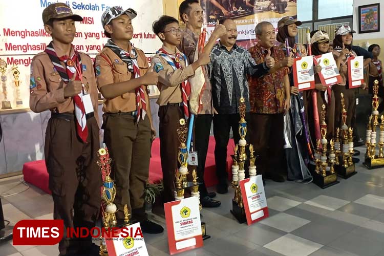Ratusan siswa dari 31 SMP dan MTs se-Surabaya dan Sidoarjo saat mengikuti Lomba Penggalang Kreatif atau Pramuka SMATAGCup 2023, Minggu (19/11/2023).(Foto : Lely Yuana/TIMES Indonesia)