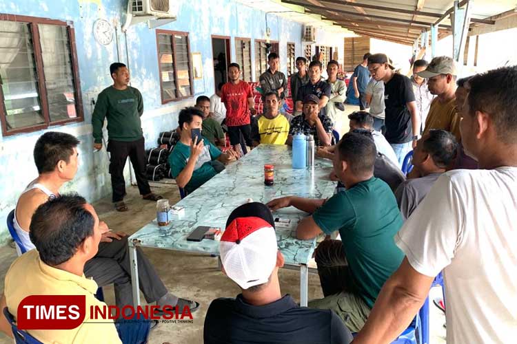 Warga tani mendatangi lokasi perusahaan menuntut ganti rugi atas lahan terimbas limbah, Minggu (19/11/2023) (FOTO: T. Khairul Rahmat hidayat/TIMES Indonesia)