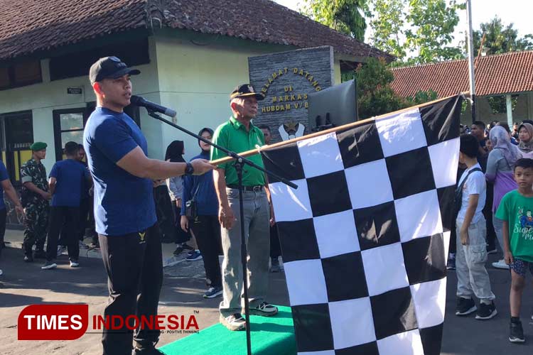 Kolonel CHB Triyadi Sujatmiko, S.Sos., M.Tr. (Han), Kahubdam V/Brawijaya, melepas peserta jalan sehat.