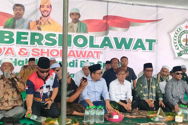 Warga Madura menyambut Mahfud MD dengan bershalawat dan meneriakkan yel-yel dukungan, Sabtu  (18/11/2023). (Foto: Dok.Higemura)