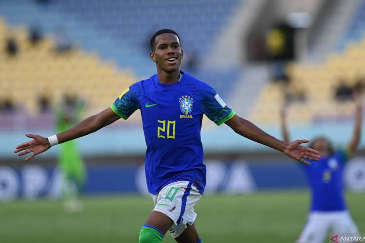 Pemain Brasil U-17 Estevao Willian saat selebrasi gol usai menjebol ke gawang Ekuador di babak 16 Besar Piala Dunia U-17 2023 di Stadion Manahan, Solo, Senin (20/11/2023). (FOTO: ANTARA/MOHAMMAD AYUDHA) 