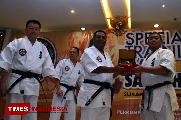 Shihan Sathosi Yui Menganugerahkan Dan-IV Kehormatan kepada Pangdam V Brawijaya