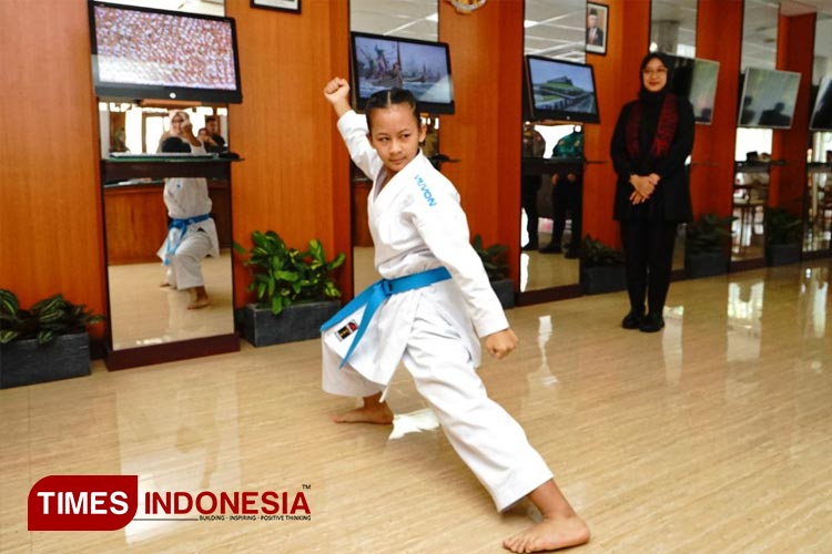 Aldhea Azarina Bharata, saat unjuk kebolehan gerakan karate di hadapan Bupati Banyuwangi, Ipuk Fiestiandani. (Foto: Laila Yasmin/TIMES Indonesia)