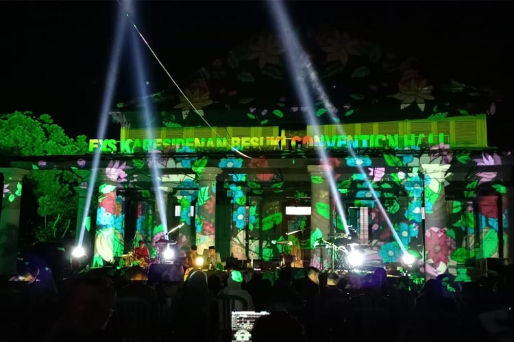 Permainan tata lampu cantik di eks Kantor Karisedan Besuki dalam acara Macah Besokeh. Acara bagian dari program Galang Gerak Budaya Tapal Kuda yang digagas oleh Direktorat Jenderal Kebudayaan Kemendikbud Ristek. (foto: dok TI)