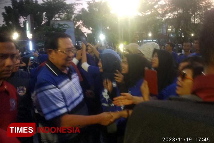 Kedatangan SBY disambut ratusan kader Partai Demokrat di Madiun. (FOTO: Yupi Apridayani/TIMES Indonesia)