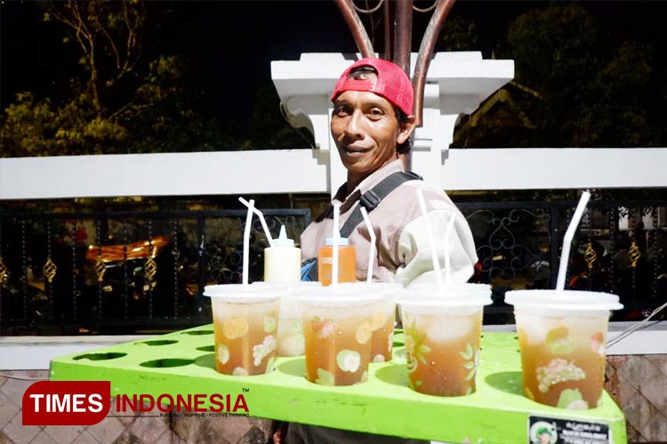 Hardoyo penjaja Es Teh keliling yang banjir cuan selama Festival Ronthek Pacitan 2023. (FOTO: Yusuf Arifai/TIMES Indonesia) 