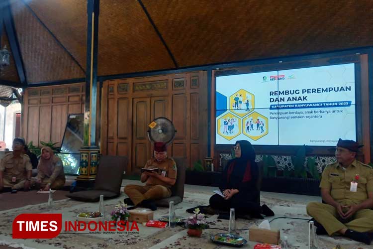 Salah satu peserta Rembug Perempuan dan Anak menyampaikan masukan kepada Pemkan Banyuwangi. (FOTO: Fazar Dimas/TIMES Indonesia)