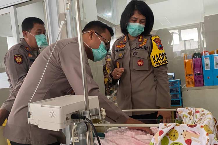 AKBP Yolanda Evalyn Sebayang, S.I.K., M.M. saat mendampingi pemeriksaan bayi perempuan yang ditemukan oleh salah seorang karyawan toko roti Paula. (FOTO: dok Humas Polres Kota Magelang)
