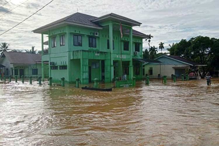 Ruas Jalan Provinsi di lintasan Meulaboh-Tutut di kawasan Meutulang, Kecamatan Panton Reue, Kabupaten Aceh Barat terendam banjir, Selasa (21/11/2023). (FOTO: ANTARA/HO)