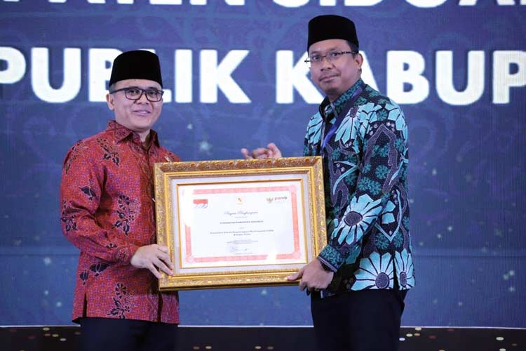 Bupati Sidoarjo, Ahmad Muhdlor Ali atau Gus Muhdlor saat menerima penghargaan dari Menteri PAN RB, Abdullah Azwar Anas (Foto: dok kominfo Sidoarjo)