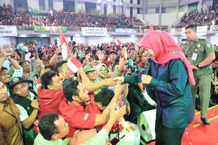 Gubernur Khofifah menyapa ribuan pilar sosial se-Wilayah Bakorwil Bojonegoro di Gelanggang Olahraga (GOR) Utama Kabupaten Bojonegoro, Senin (20/11/2023). (FOTO: Dok. Humas Pemprov Jatim)