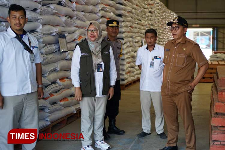 Pj Bupati Bondowoso saat memantau ketersediaan beras di Gudang Bulog (FOTO: Moh Bahri/TIMES Indonesia) 