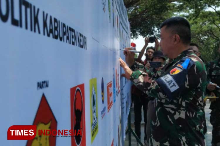 Komandan Korem 082/CPYJ Kolonel Inf Heri Rustandi saat menandatangani deklarasi Pemilu damai (foto: Yobby/TIMES Indonesia)