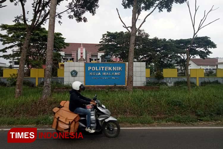 Suasana lokasi kampus Poltekom Malang yang terlihat terbengkalai dan penuh spanduk kritikan. (Foto: Rizky Kurniawan Pratama/TIMES Indonesia)