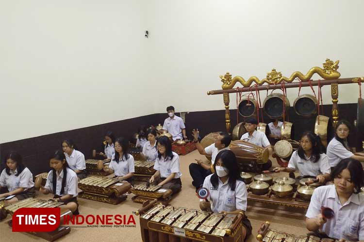 Siswa-Siswi SMAK Dempo Malang saat latihan gamelan/karawitan yang dilaksanakan di sekolah. (Foto : Shofaa Qurrota A'yun/TIMES Indonesia)