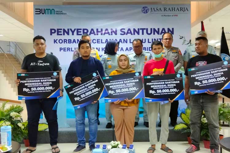 Penyerahan santunan kepada keluarga korban laka kereta api di Kantor Jasa Raharja Diponegoro, Surabaya. (FOTO: Dok. Jasa Raharja)