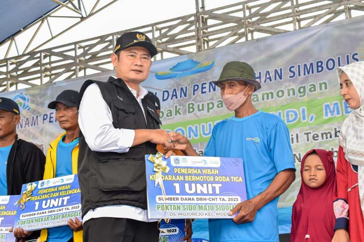 Bupati Lamongan Yuhronur Efendi membagikan sarana dan prasarana produksi pertanian (Saprodi) ke petani, Selasa, (21/11/2023). (Foto: Pemkot lamongan)