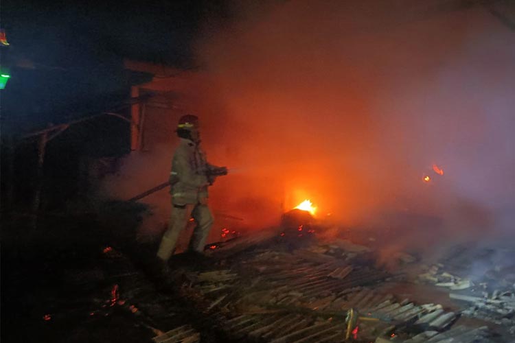 Petugas Damkar Kabupaten Probolinggo berupaya melakukan pemadaman pada sejumlah bedak di Pasar Muneng. (Foto: Damkar Kabupaten Probolinggo for TIMES Indonesia)