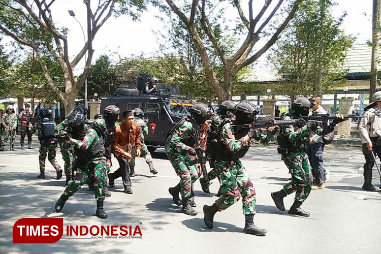 Personel TNI saat melakukan evakuasi pada anggota KPU dalam simulasi pengamanan pemilu 2024 di wilayah Kediri (foto: Yobby/TIMESIndonesia)