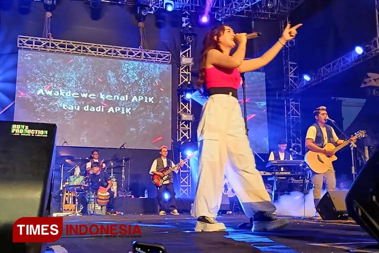 Happy Asmara tampil memukau di konser Pajak Extravaganza di alun-alun Ponorogo. (Foto:Marhaban/TIMES Indonesia)