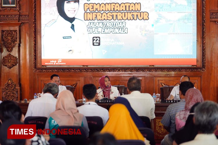 Wali Kota Mojokerto, Ika Puspitasari pada saat menyampaikan pentingnya merawat dan menjaga infrastruktur Jalan Empunala, Kecamatan Magersari, Kota Mojokerto, Rabu (22/11/2023) (FOTO: Theo/TIMES Indonesia)