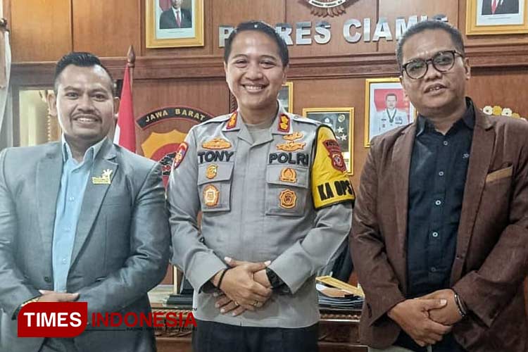 Dari kiri, Direktur TII, Ketut Abid Halimi, Kapolres Ciamis AKBP Tony Prasetyo, Direktur TIMES Indonesia, Bambang H Irwanto di Mapolres Ciamis. (Foto: Azarya/TIMES Indonesia)