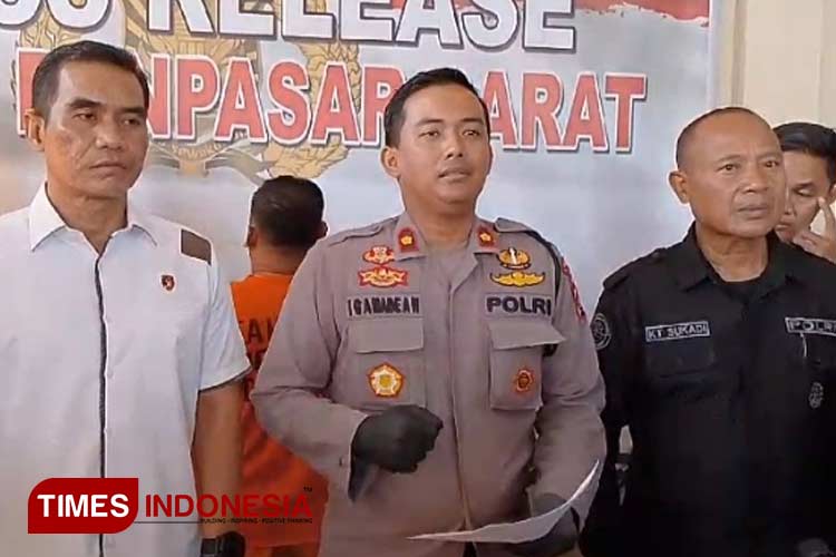 Kapolsek Denpasar Barat mengungkap kasus penganiayaan terhadap karyawan Toko yang viral di medsos. (Foto: Susi/TIMES Indonesia Bali)