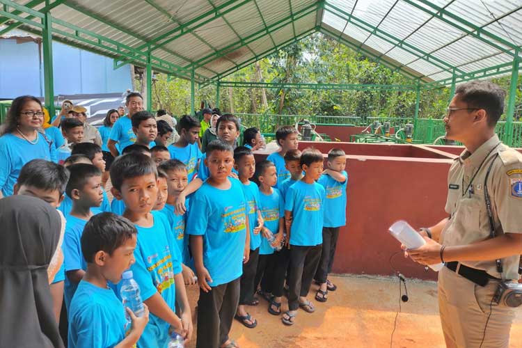 Sejumlah anak panti asuhan mengikusi edukasi lingkungan bersama Paiton Energy. (Foto: Paiton Energy for TIMES Indonesia)