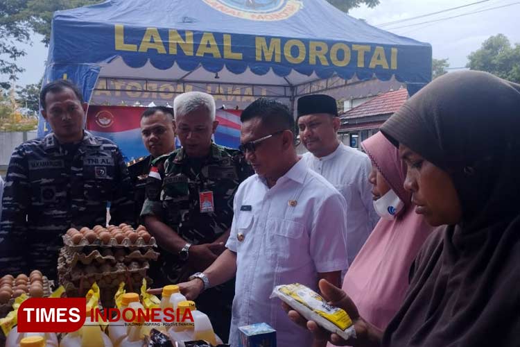 Pj Bupati Morotai Muhammad Umar Ali saat meninjau langsung kegiatan operasi pasar di Lapangan Mako Lanal Morotai, Rabu, 22 Nopember 2023. (Foto: Munces for TIMES Indonesia).