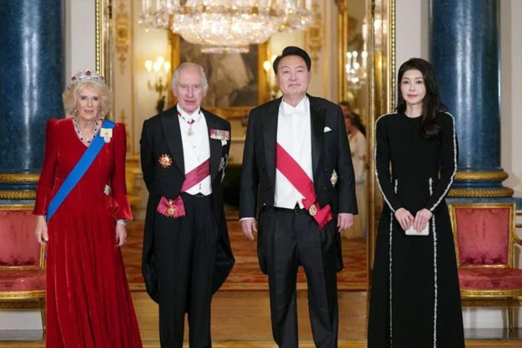 Raja Charles III dan Ratu Camilla menjamu Presiden Korea Selatan. Pada kesempatan itu, Raja Charles sejajarkan BTS dengan The Beatles.  