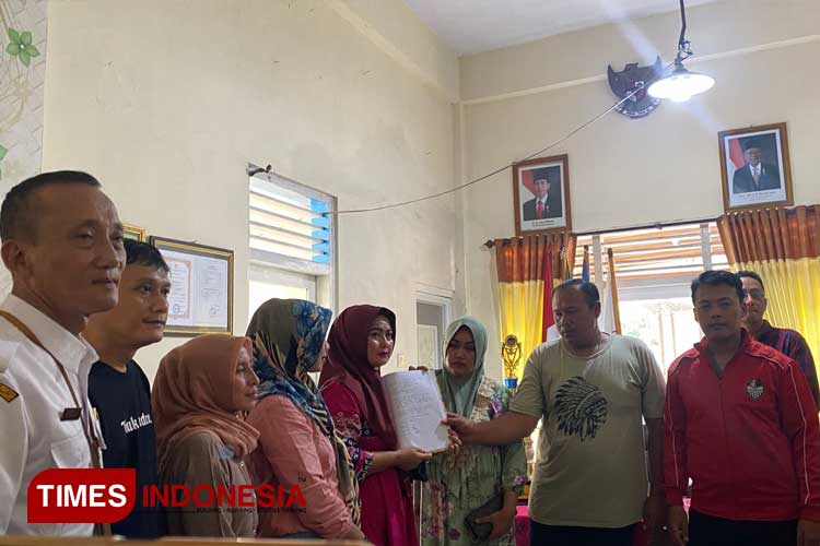 Pihak korban dan pelaku sepakat bahwa peristiwa tersebut telah diselesaikan secara kekeluargaan di Ruang Kepala Sekolah SD Mojopanggung. (FOTO: Fazar Dimas/TIMES Indonesia)